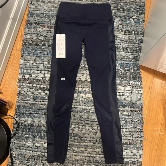 ALO epic legging in rich navy - Picture 6 of 6